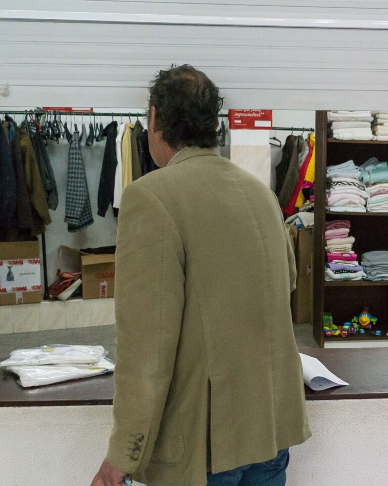 🗳️ Continuamos a precisar do seu voto solidário! 🙏 

👕 A higiene pessoal e das roupas é um fator determinante na autoestima e na integração social. Ter acesso a roupas limpas permite que as pessoas se apresentem de forma mais digna em entrevistas de emprego, em consultas médicas ou até em simples interações do dia-a-dia. Além disso, a lavagem regular das roupas previne doenças de pele, infeções e outros problemas de saúde, promovendo o bem-estar e melhorando a qualidade de vida.

Em 2024, a lavandaria social do nosso Centro Porta Amiga no Porto foi usada 5.310 vezes por 1.239 pessoas, o que representa 88% do número de pessoas que usam este serviço nos nossos equipamentos sociais em todo o país. Mas a máquina de lavar semi-industrial que temos utilizado está constantemente a avariar devido ao uso intensivo, comprometendo o funcionamento deste serviço vital. 💔 

Para nos ajudar a adquirir uma máquina de lavar roupa industrial, basta fazer um donativo através do Ser Solidário MBWAY com o valor mínimo de €1. Cada donativo corresponde a um voto e no final do mês de junho, a causa com mais votos receberá um donativo extra da SIBS. 📲 Com este apoio, não estaremos apenas a comprar uma máquina de lavar, estaremos a investir diretamente na recuperação da autoestima e da esperança das pessoas que nos pedem ajuda.

Contamos com o seu voto solidário?

#FundaçãoAMI #40anosAMI