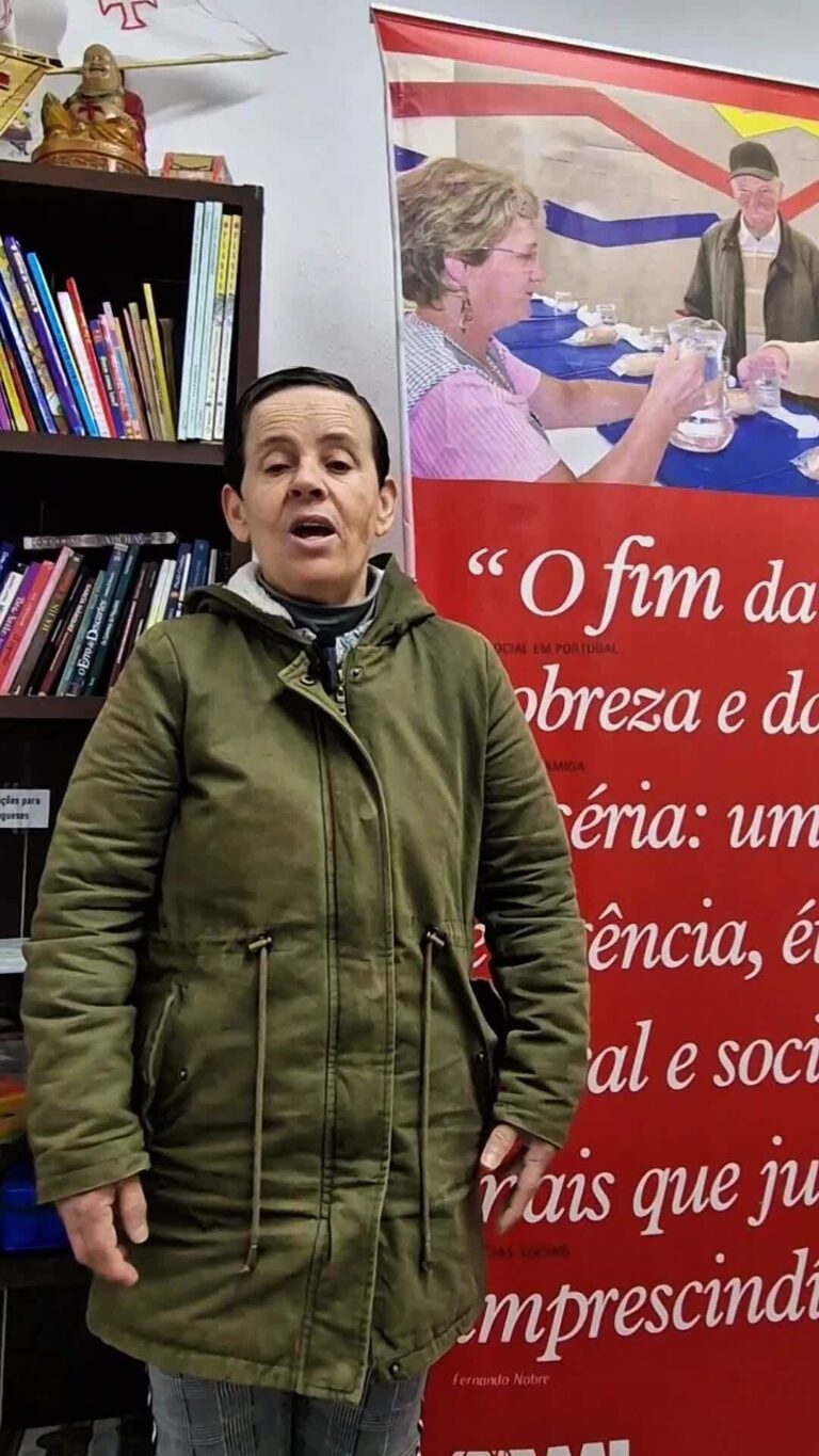 🤝 Abrimos o primeiro Centro Porta Amiga, em Portugal, há trinta anos e nunca mais o fechámos, recebendo a todos.

Focados no combate ao preconceito e exclusão social e na defesa da dignidade humana, nos anos seguintes abrimos mais oito Centros Porta Amiga, os Abrigos em Lisboa e no Porto, os Espaços de Prevenção à Exclusão Social, os Serviços de Apoio Domiciliário, as Equipas de Rua de Lisboa, Porto e Gaia. 

Hoje, a pobreza em Portugal ainda é uma questão complexa. Apesar dos esforços contínuos para a sua mitigação, afeta uma parte significativa da população. 

Num país onde, mais de um milhão e setecentas mil pessoas ainda vivem abaixo do limiar da pobreza, ajudamos todos os dias a construir futuros para pessoas em situação de sem-abrigo e famílias em situação de vulnerabilidade. 

Até hoje, mais de 80.000 pessoas foram apoiadas, entre elas, cerca de 4.000 crianças e jovens por ano, através dos Espaços de Prevenção à Exclusão Social, da Campanha Escolar Solidária e do projeto Fundo Universitário que, desde 2015, atribui bolsas de estudo. 

Uma reportagem para ler na edição n.º 94 da revista #AMINotícias 👉 [link na bio) 👈 

#FundaçãoAMI #40anosAMI